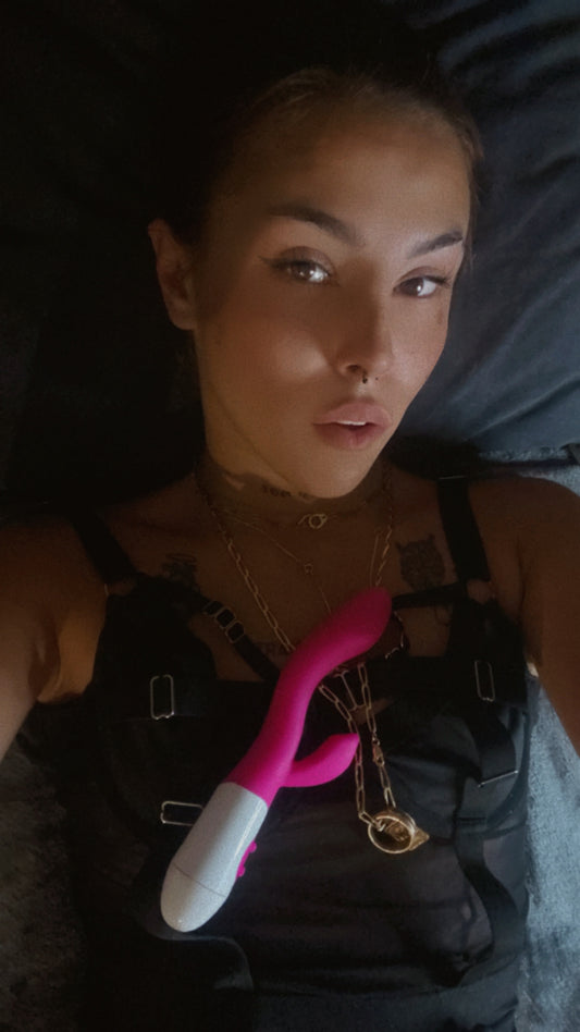Laly teste son nouveau jouet