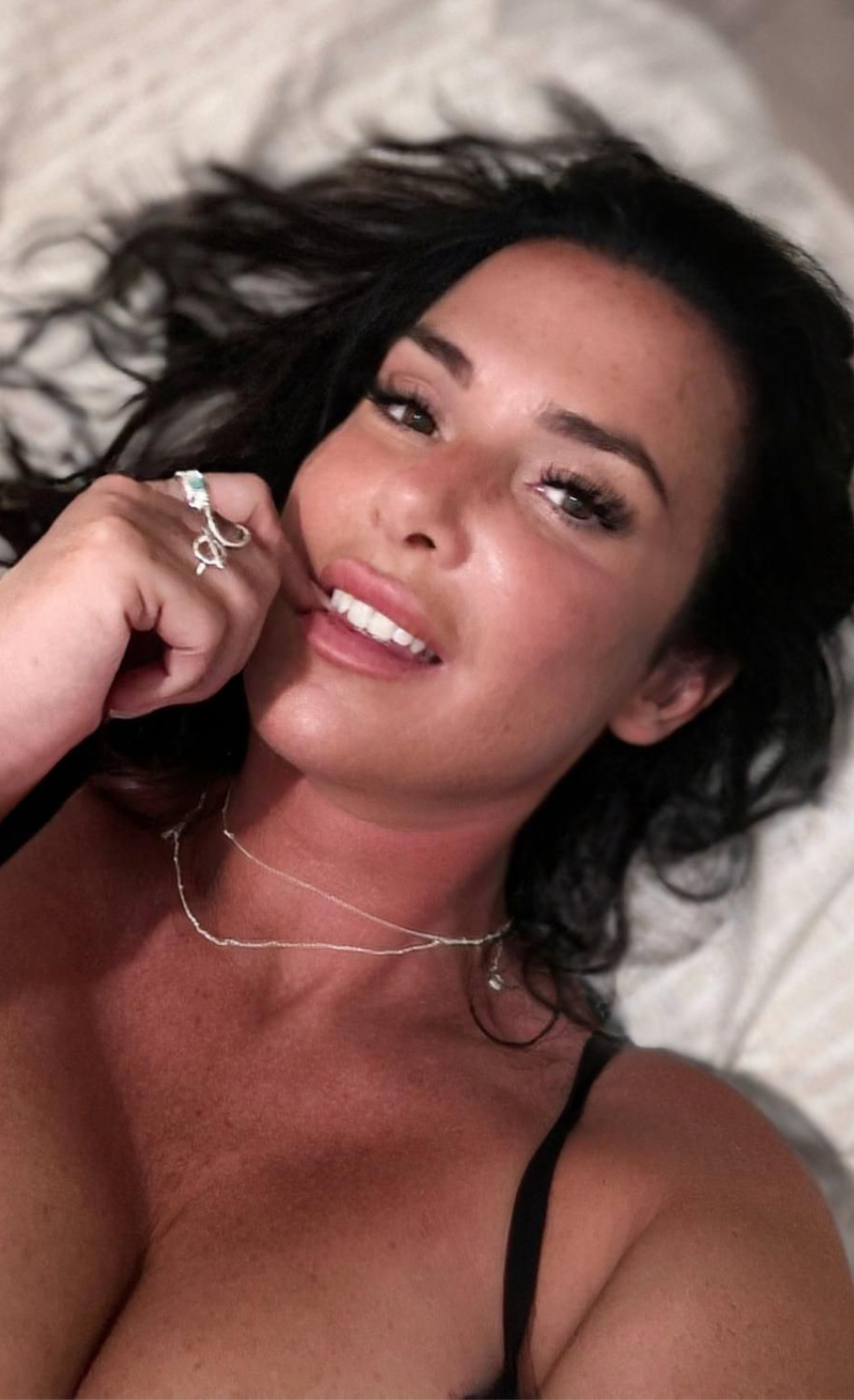 Cécile se dénude sensuellement