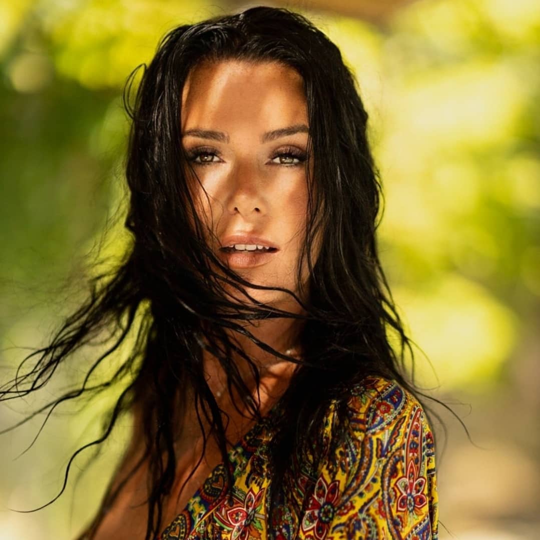 Cécile joue de sa sensualité dans sa chambre